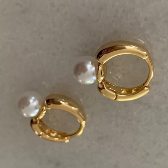 Gold Chunky Pearl Huggie Hoop Earrings Brand New - Picture 5 of 5